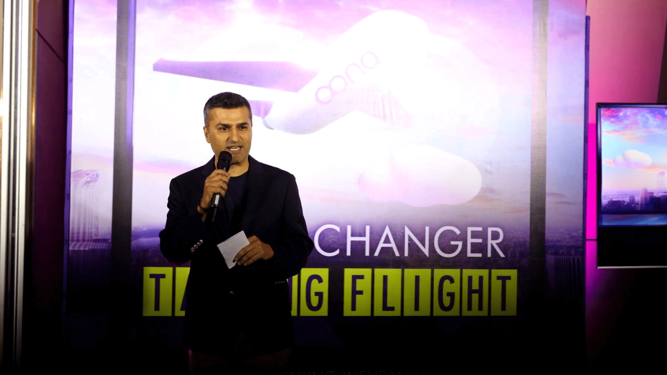 Oona Insurance makes flight delays into moments of delight